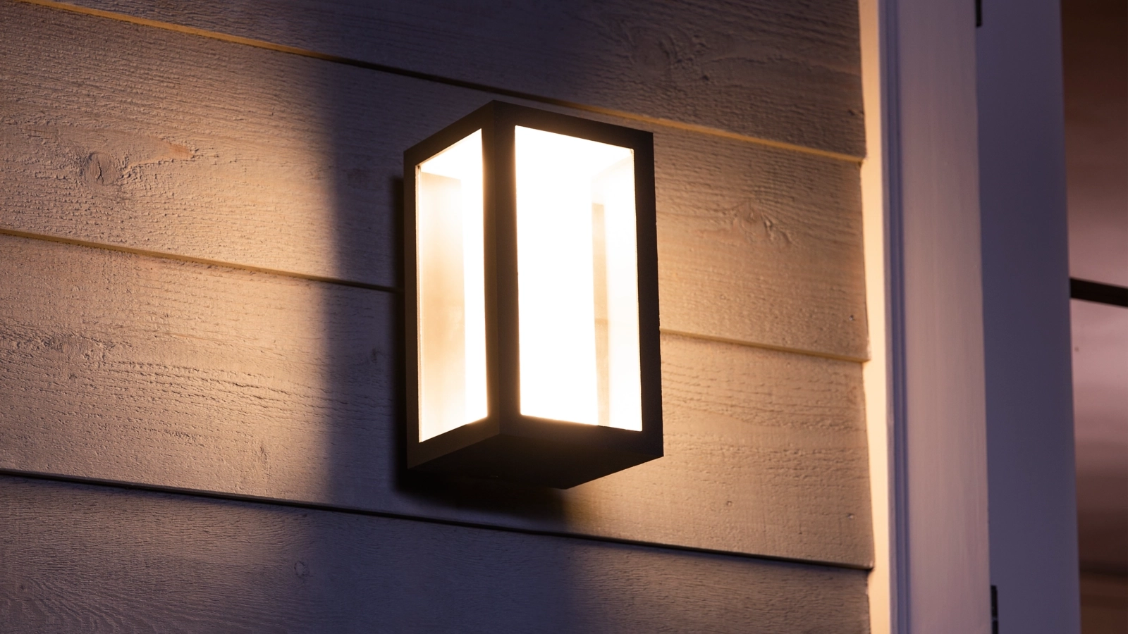 Kinkiet Ogrodowy LED Lampa Zewnętrzna Elewacyjna 15.8W 1180lm IP44 White and Color Ambiance RGB + TW Czarna Inteligentna SMART Zigbee Bluetooth Impress Philips HUE - trzecia cecha produktu