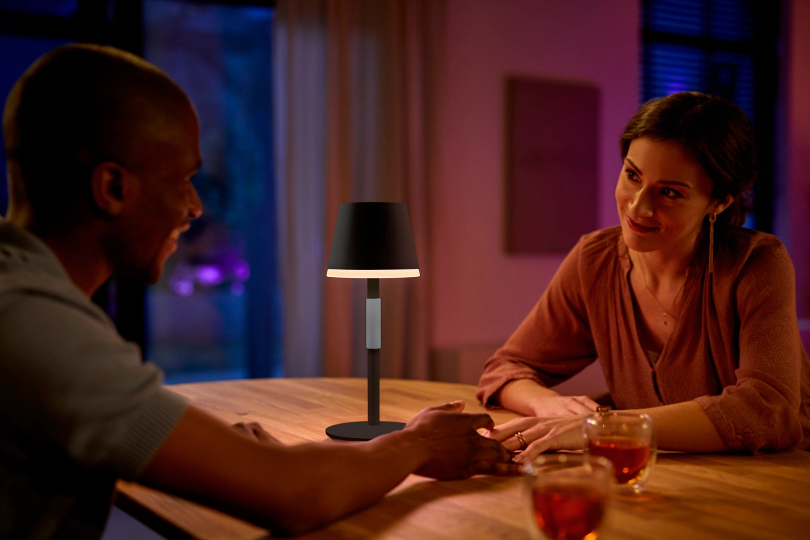 Lampa Stołowa Biurkowa LED 6.2W 530lm White and Color Ambiance RGB + TW Czarna 35cm Inteligentna SMART Zigbee Bluetooth Go Table Philips HUE - trzecia cecha produktu