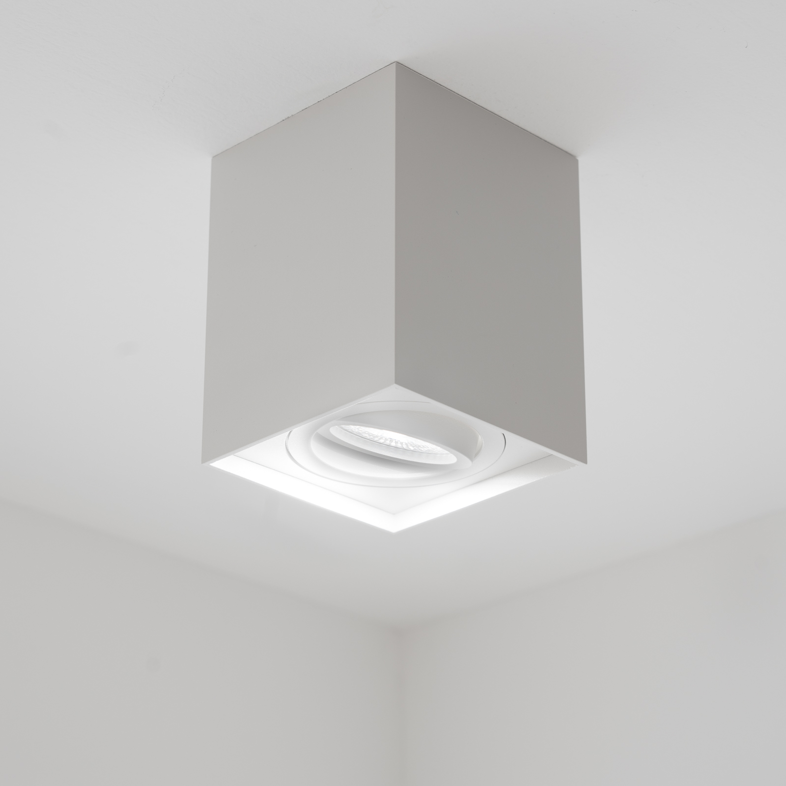 Oprawa Natynkowa HALOGENOWA Spot Tuba Ruchoma GU10 Kwadratowa Biała 115mm AMAT-L LUMILED - pierwsza cecha produktu