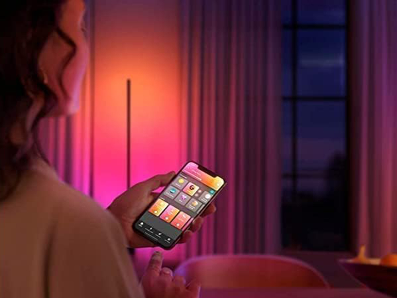 Lampa Podłogowa LED Gradient 29W 2550lm IP20 White and Color Ambiance RGB + TW Czarna 145cm Inteligentna SMART Zigbee Bluetooth Signe Philips HUE - pierwsza cecha produktu