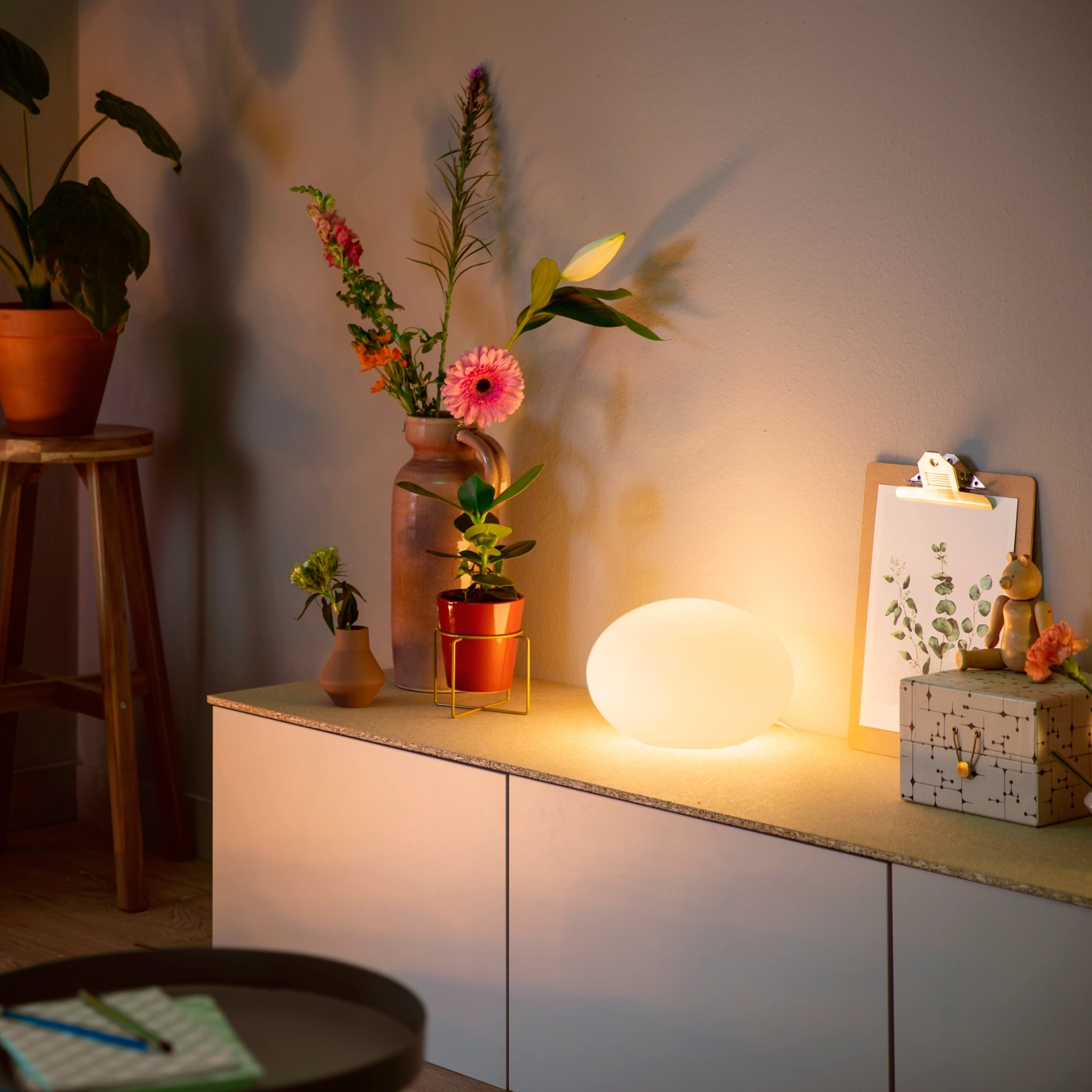 Lampka Biurkowa LED Nocna 9.5W 800lm IP20 White and Color Ambiance RGB + TW Biała Inteligentna SMART Zigbee Bluetooth Flourish Philips HUE - obszar zastosowań