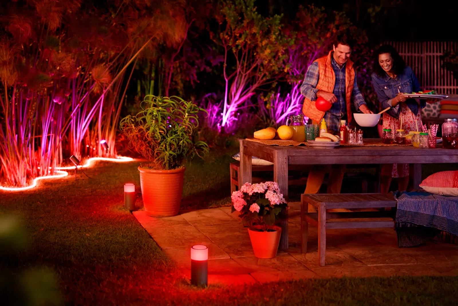 Taśma LED Zewnętrzna Pasek NEON 5m 37.5W 1490lm IP67 White and Color Ambiance RGB + TW Biała Inteligentna SMART Zigbee Bluetooth Outdoor Strip Philips HUE - pierwsza cecha produktu