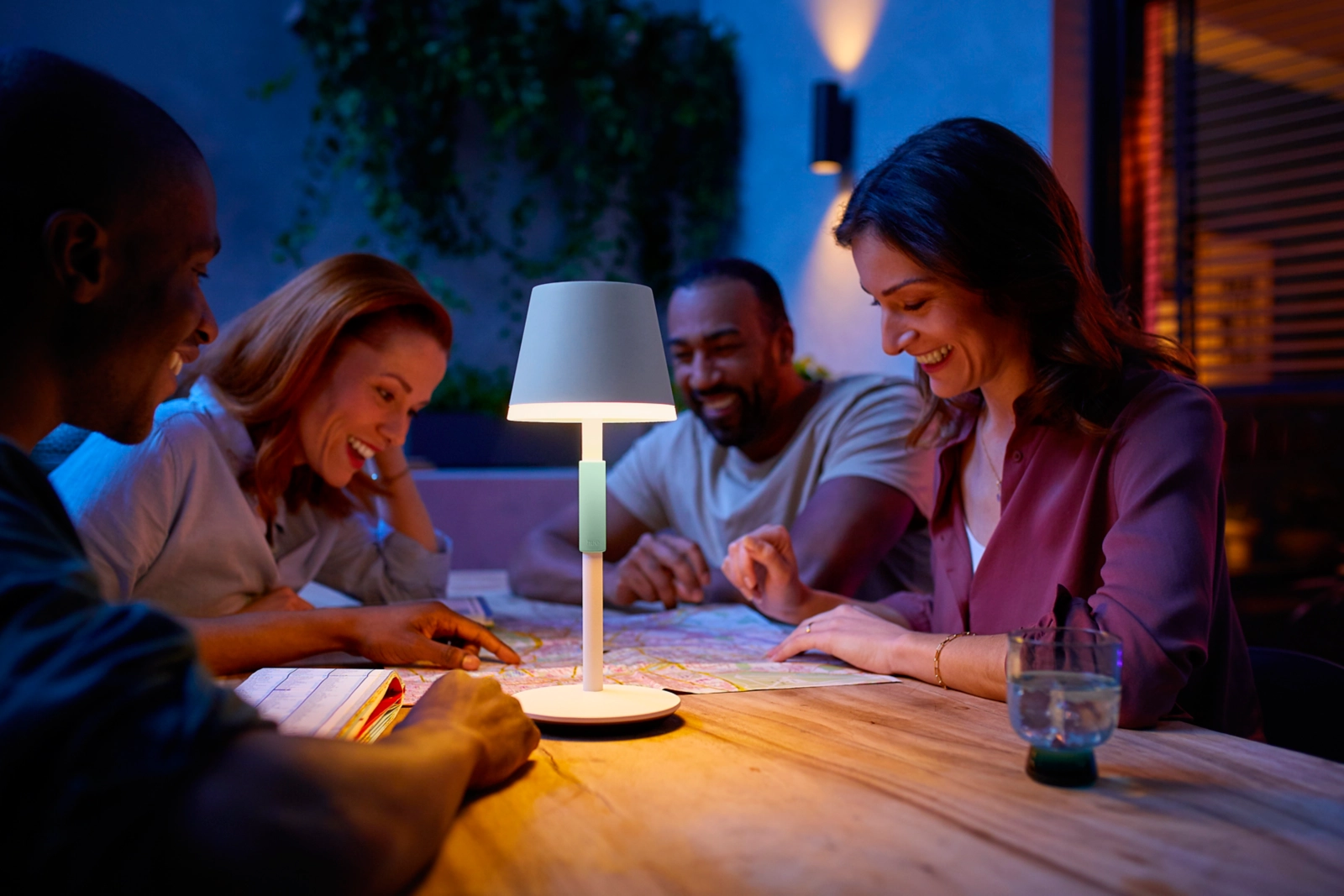 Lampa Stołowa Biurkowa LED 6.2W 530lm White and Color Ambiance RGB + TW Biała 35cm Inteligentna SMART Zigbee Bluetooth Go Table Philips HUE - obszar zastosowań