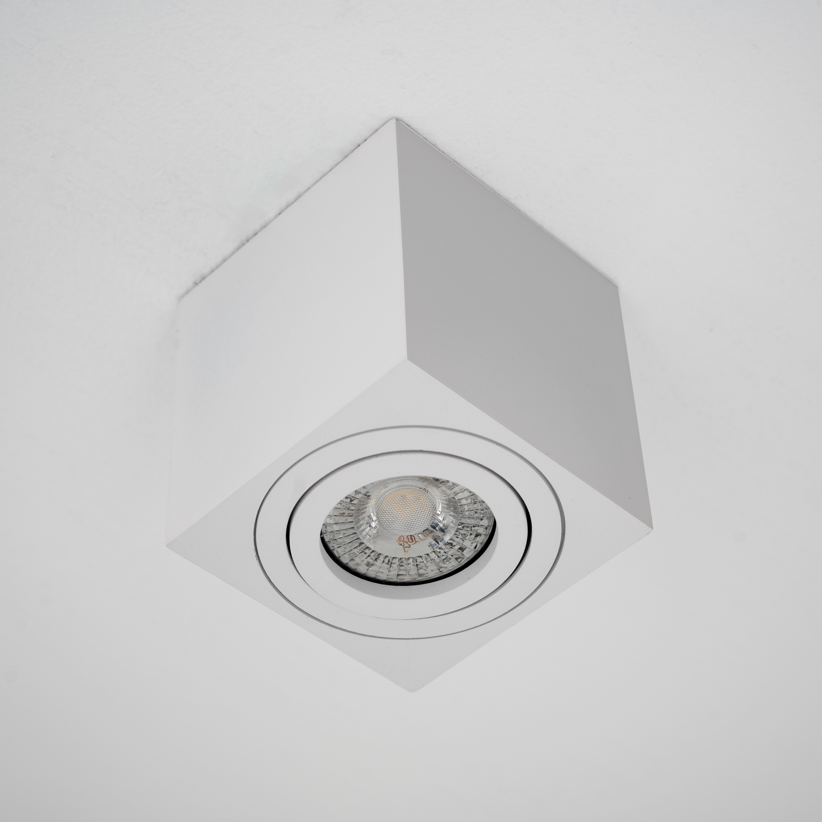 Oprawa Natynkowa HALOGENOWA Spot Tuba Ruchoma GU10 Kwadratowa Biała 84mm AMAT-M LUMILED - pierwsza cecha produktu