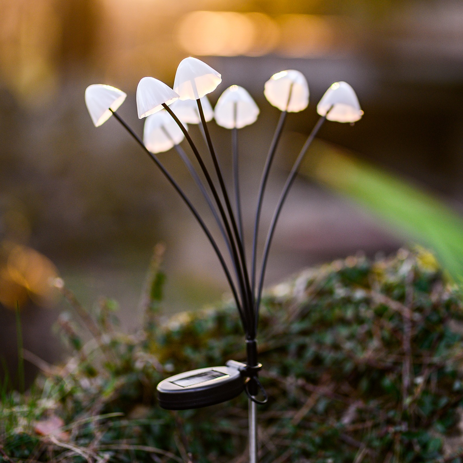 2x Lampa Solarna Ogrodowa LED Wbijana Słupek Zewnętrzny Grzybki IP65 Drzewko Solarne CARI LUMILED - aranżacja