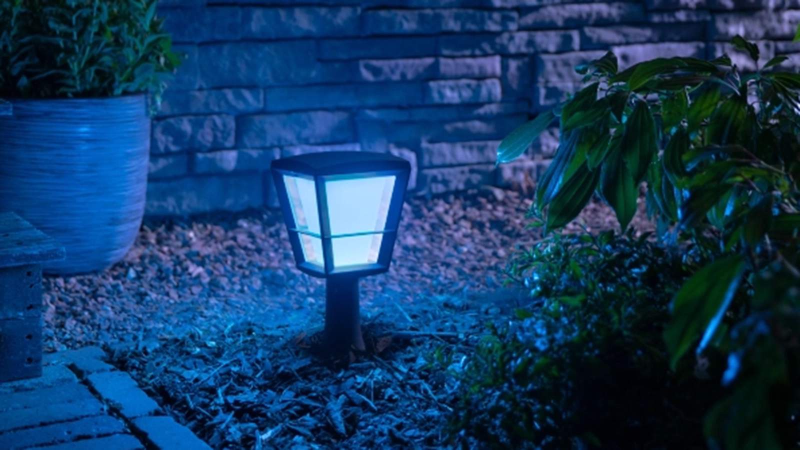 Lampa Ogrodowa Zewnętrzna LED SŁUPEK 32cm 15.2W 1140lm IP44 White and Color Ambiance RGB + TW Czarna Inteligentna SMART Zigbee Bluetooth Econic Philips HUE - druga cecha produktu