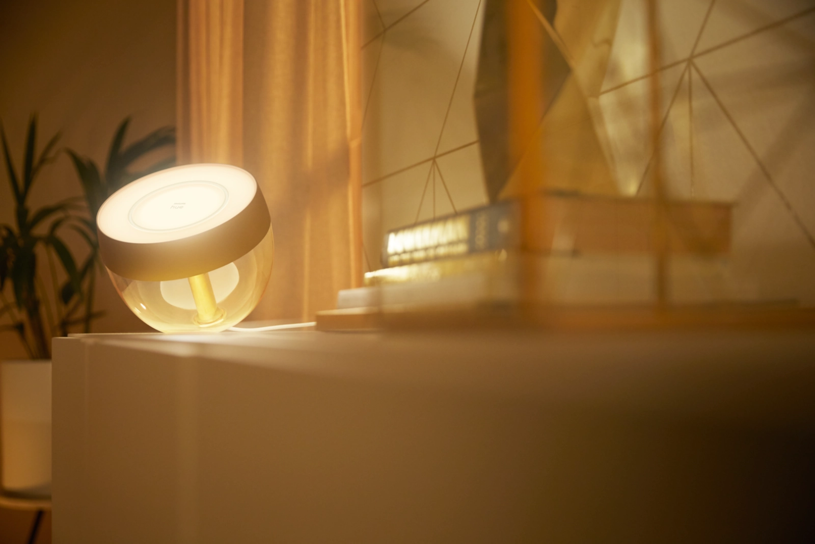 Lampka Biurkowa LED Nocna 8.2W 570lm IP20 White and Color Ambiance RGB + TW Złota Inteligentna SMART Zigbee Bluetooth Iris Philips HUE - pierwsza cecha produktu