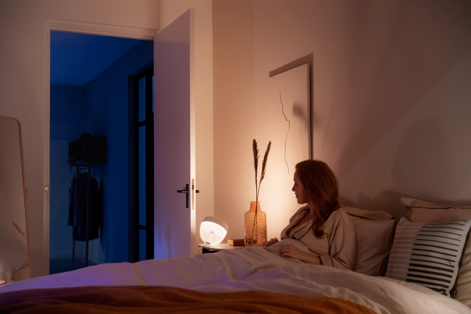 Lampka Biurkowa LED Nocna 8.2W 570lm IP20 White and Color Ambiance RGB + TW Przezroczysta Inteligentna SMART Zigbee Bluetooth Iris Philips HUE - druga cecha produktu