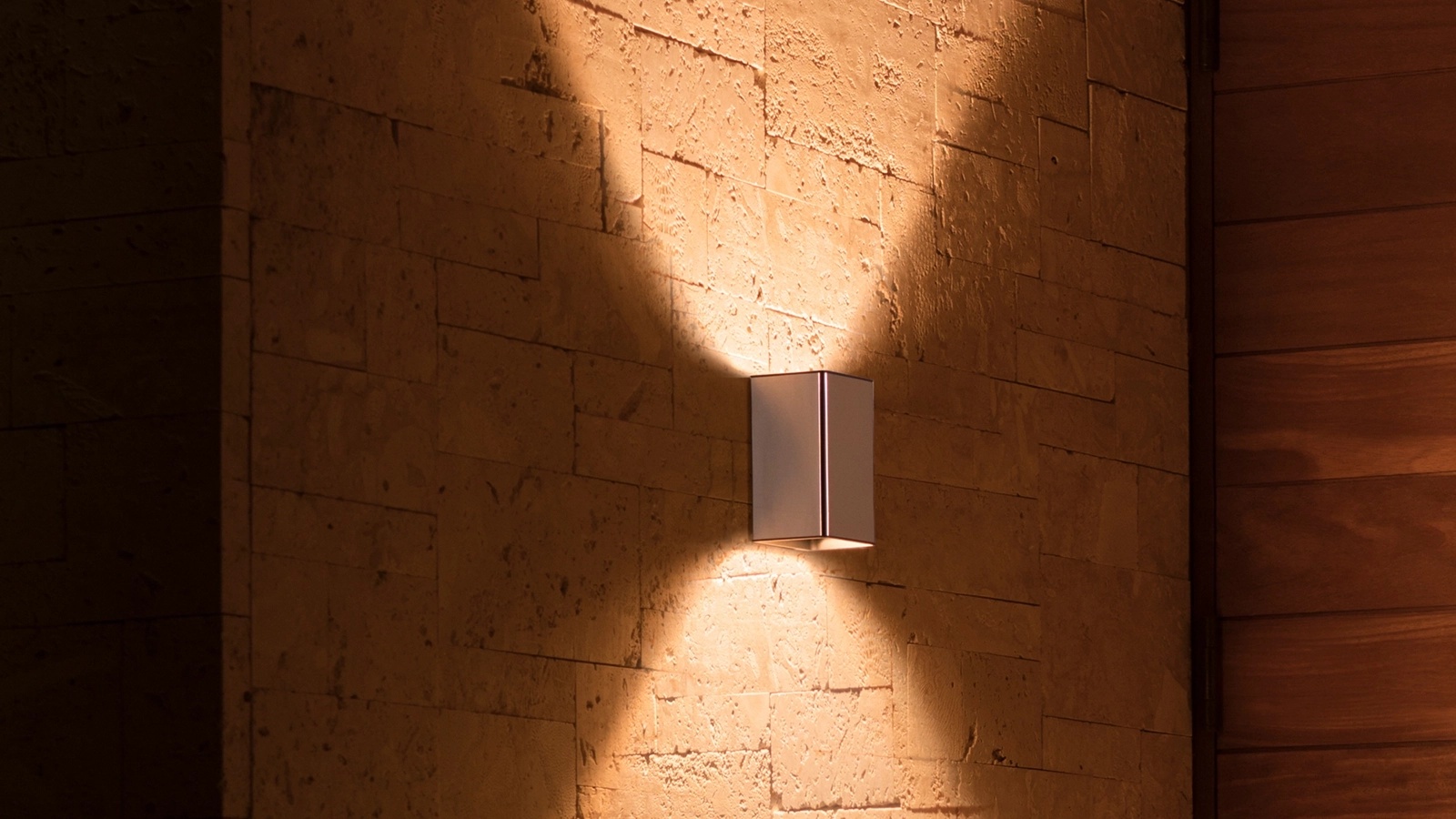 Kinkiet Ogrodowy LED Lampa Zewnętrzna Elewacyjna 15.8W 1180lm IP44 White and Color Ambiance RGB + TW Srebrna Inteligentna SMART Zigbee Bluetooth Resonate Philips HUE - druga cecha produktu