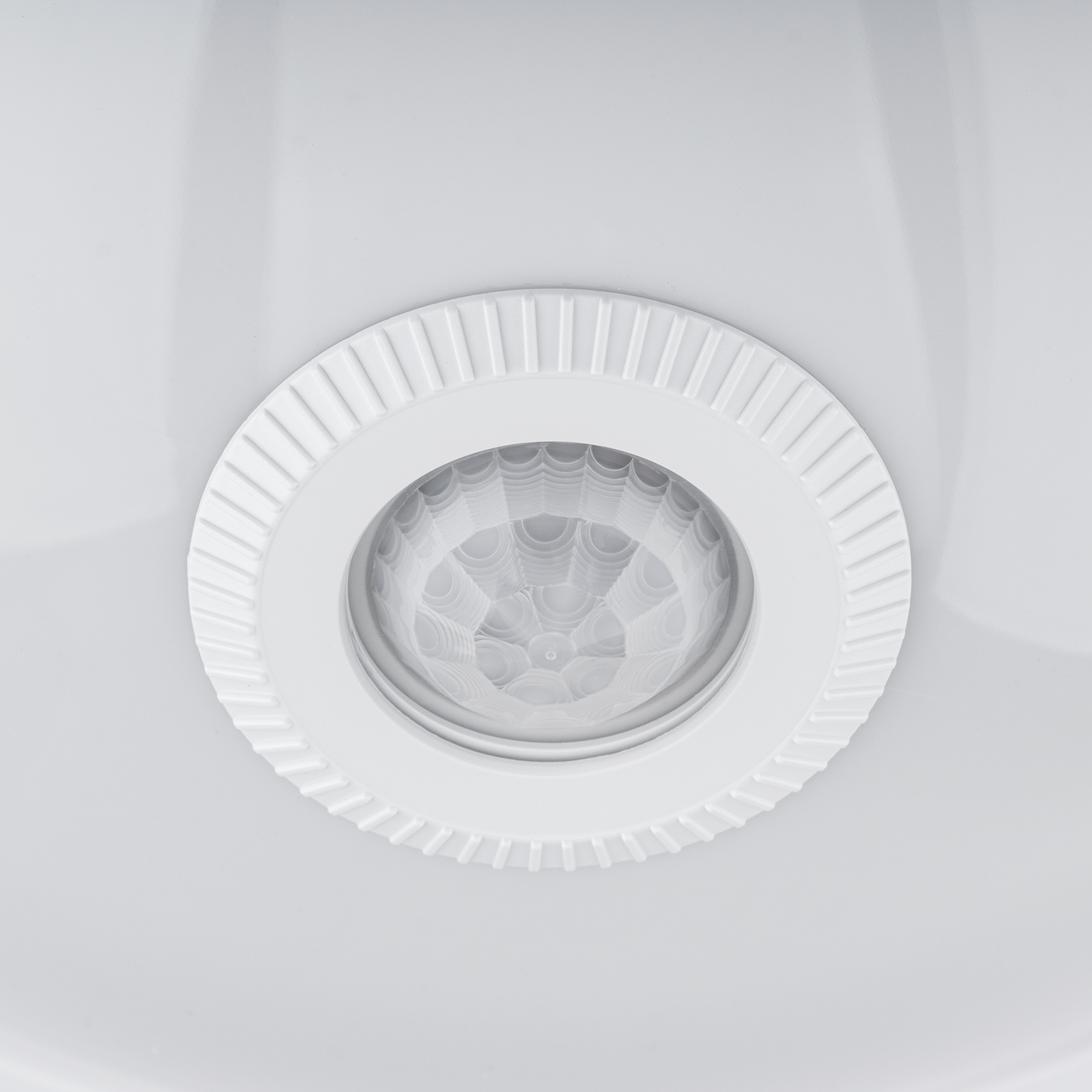 Plafon LED Lampa Sufitowa Natynkowa REGIS 2x E27 IP44 z Czujnikiem Ruchu i Zmierzchu Biały Okrągły 30cm LUMILED - pierwsza cecha produktu