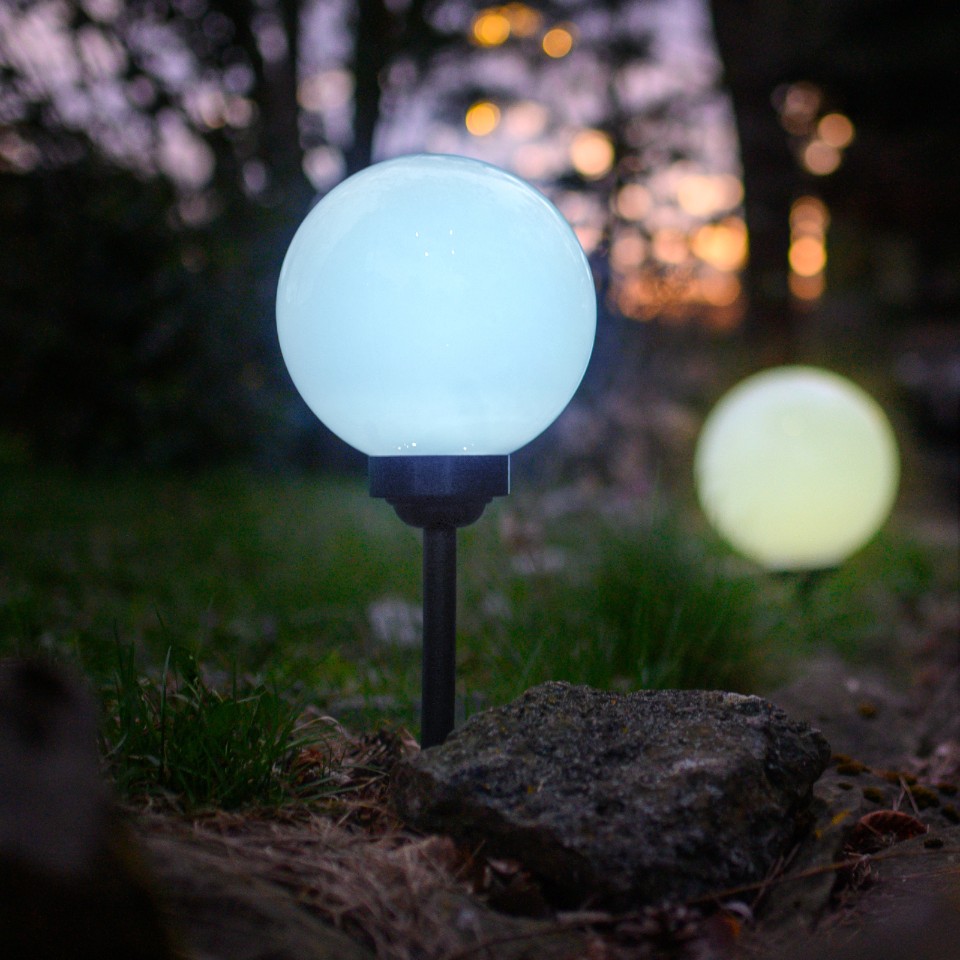Lampa Solarna Ogrodowa LED ATRIS Wbijana Naziemna Biała Kula 15cm RGB LUMILED - aranżacja