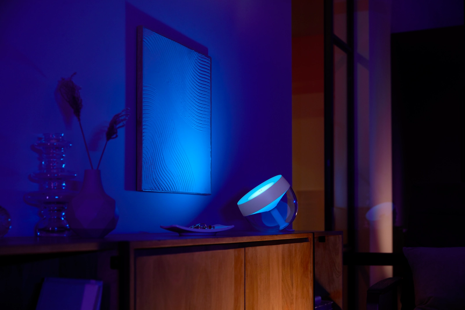 Lampka Biurkowa LED Nocna 8.2W 570lm IP20 White and Color Ambiance RGB + TW Srebrna Inteligentna SMART Zigbee Bluetooth Iris Philips HUE - pierwsza cecha produktu