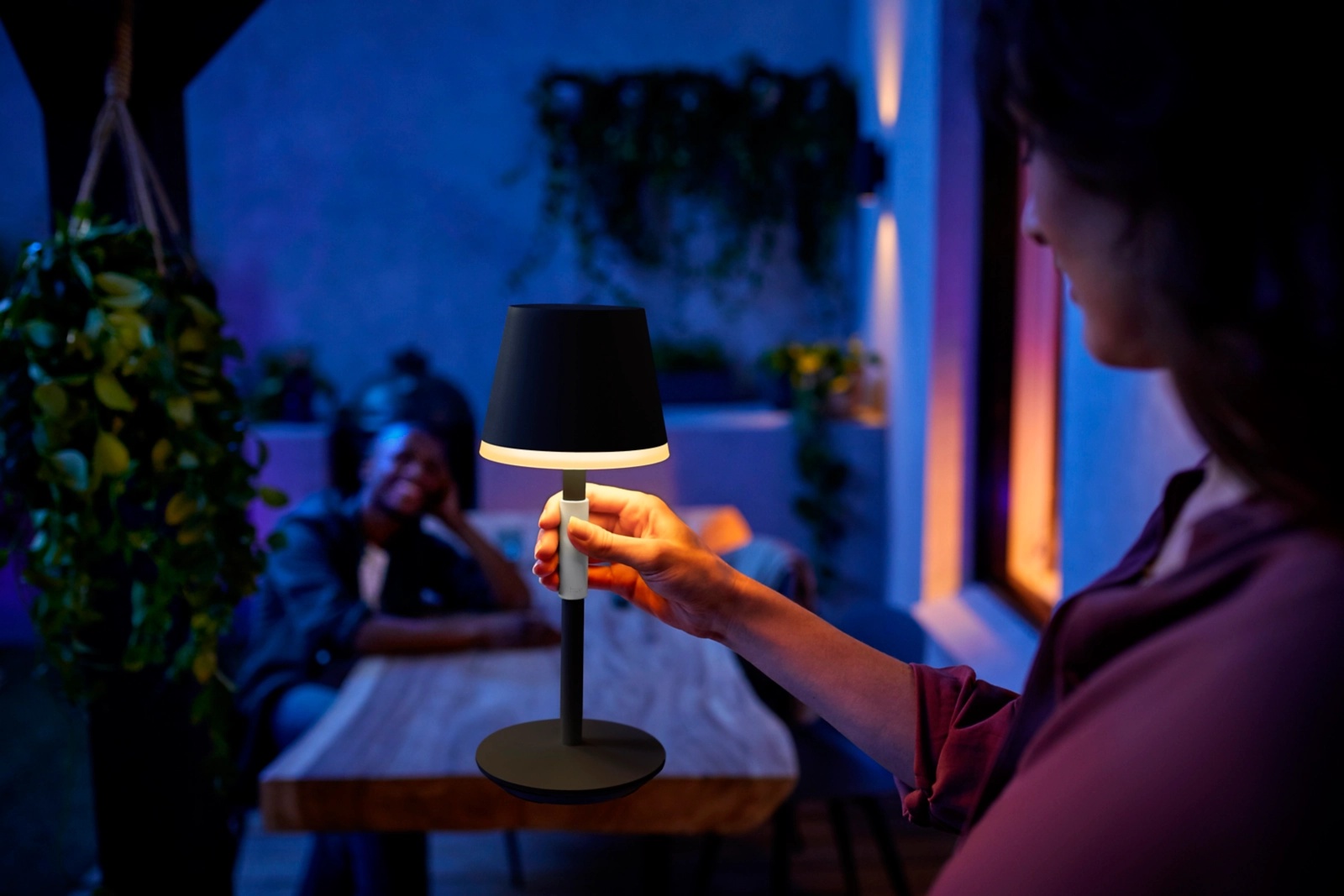 Lampa Stołowa Biurkowa LED 6.2W 530lm White and Color Ambiance RGB + TW Czarna 35cm Inteligentna SMART Zigbee Bluetooth Go Table Philips HUE - pierwsza cecha produktu