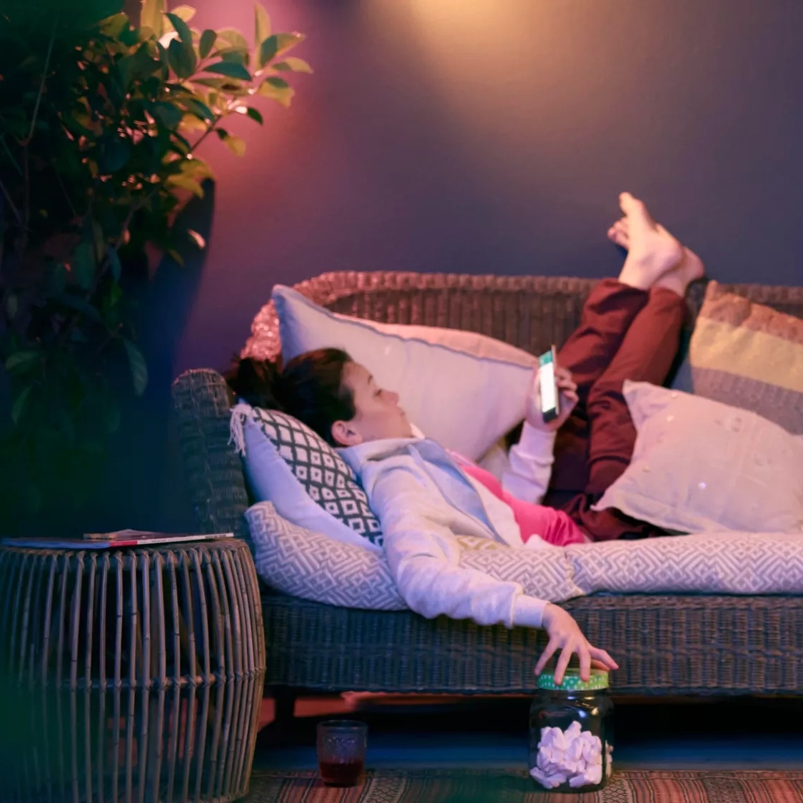 Kinkiet Ogrodowy LED Lampa Zewnętrzna Elewacyjna 8W 590lm IP44 White and Color Ambiance RGB + TW Czarna Inteligentna SMART Zigbee Bluetooth Resonate Philips HUE - trzecia cecha produktu