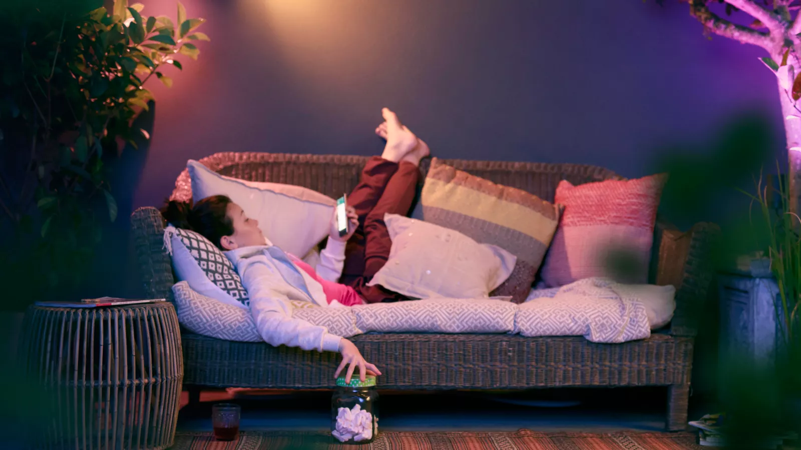 Kinkiet Ogrodowy LED Lampa Zewnętrzna Elewacyjna 15.2W 1140lm IP44 White and Color Ambiance RGB + TW Czarna Inteligentna SMART Zigbee Bluetooth Econic Philips HUE - pierwsza cecha produktu