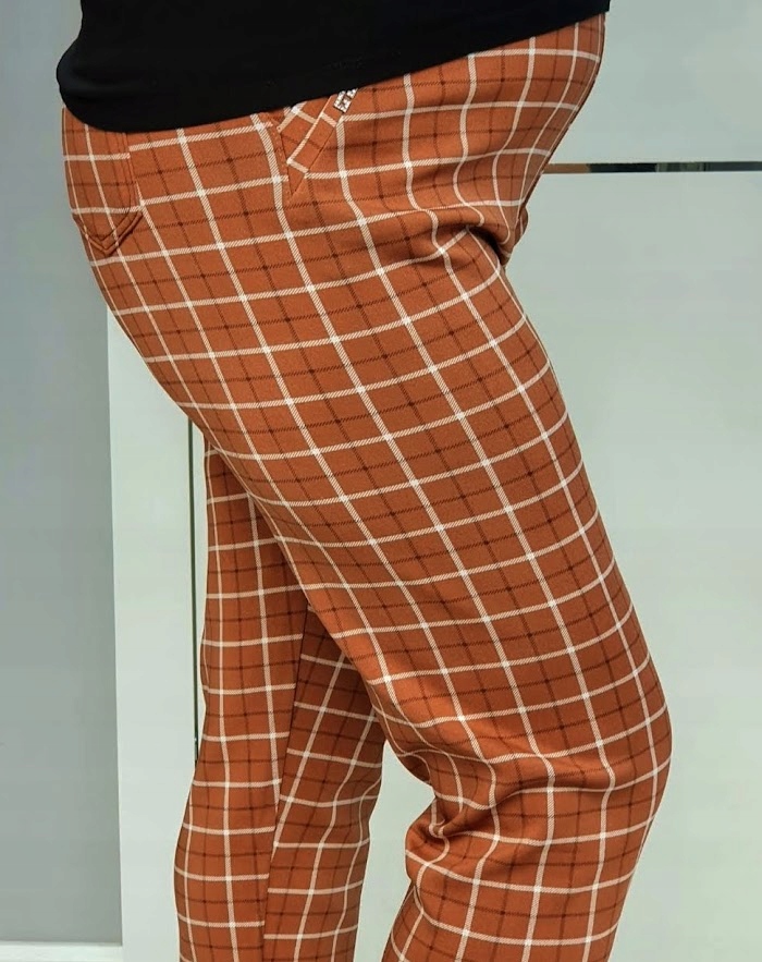 Spodnie damskie cygaretki w kratkę 7XL/8XL brązowe z kieszeniami