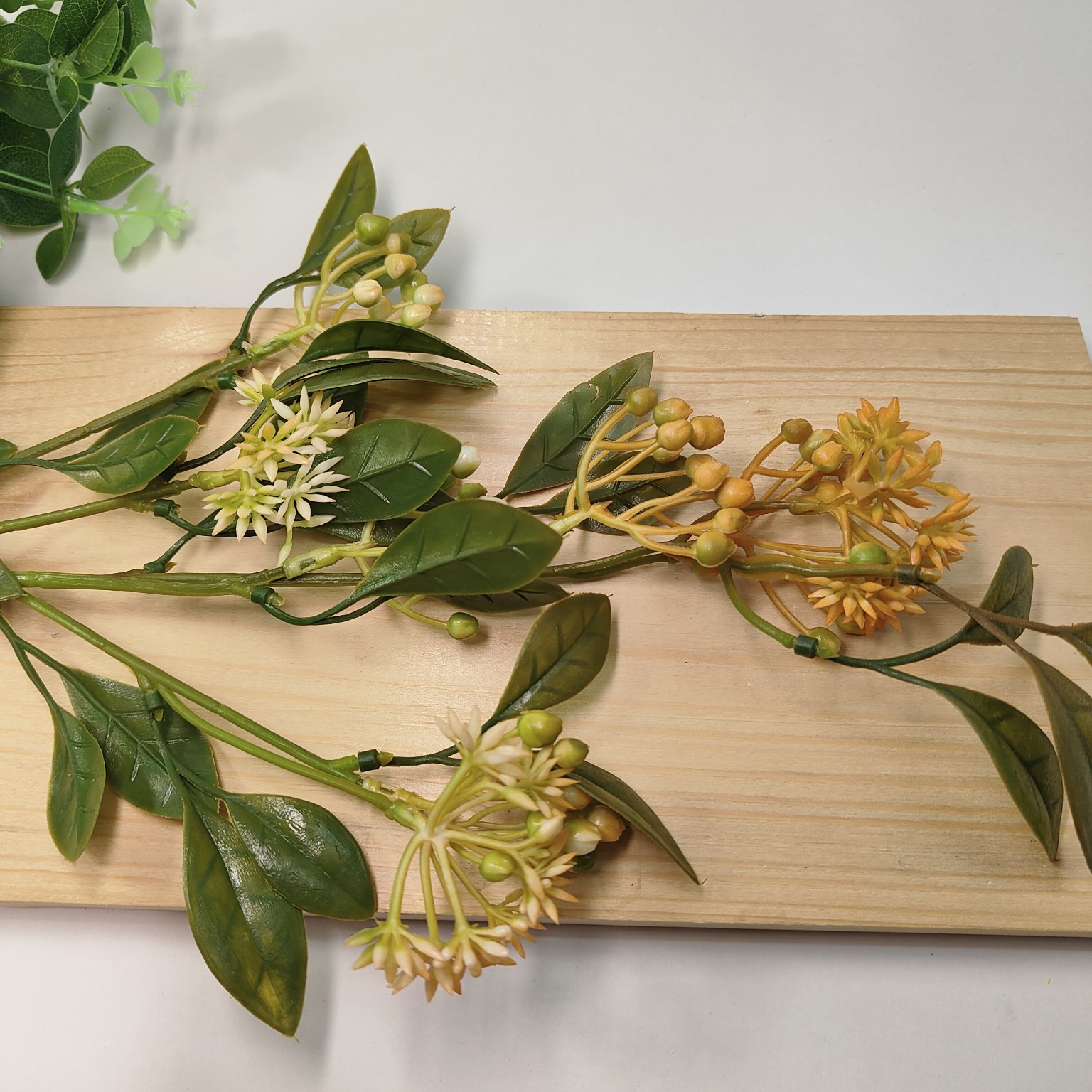 Dodatek gałązka gumowany żółty