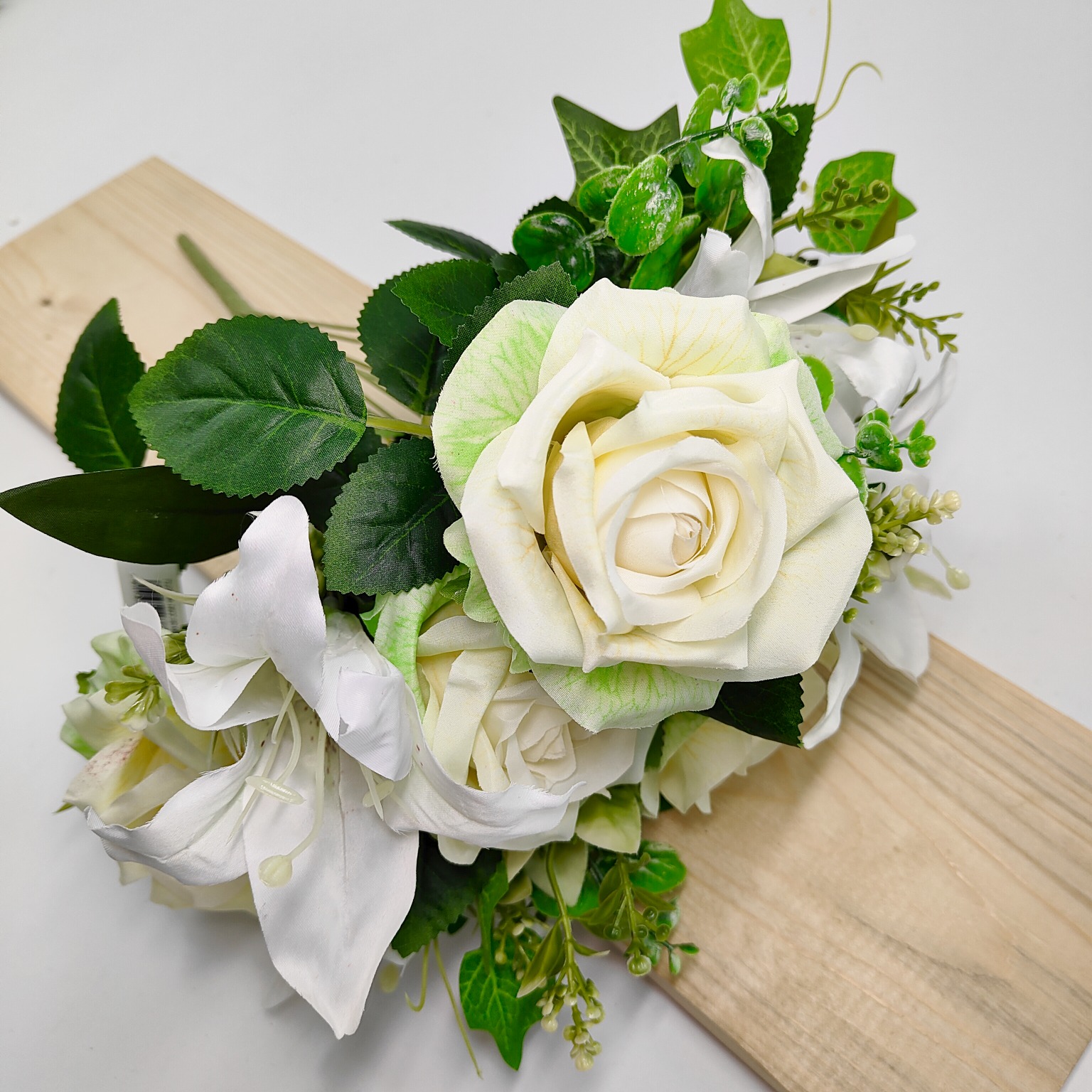 Bukiet róża lilia kremowo zielony