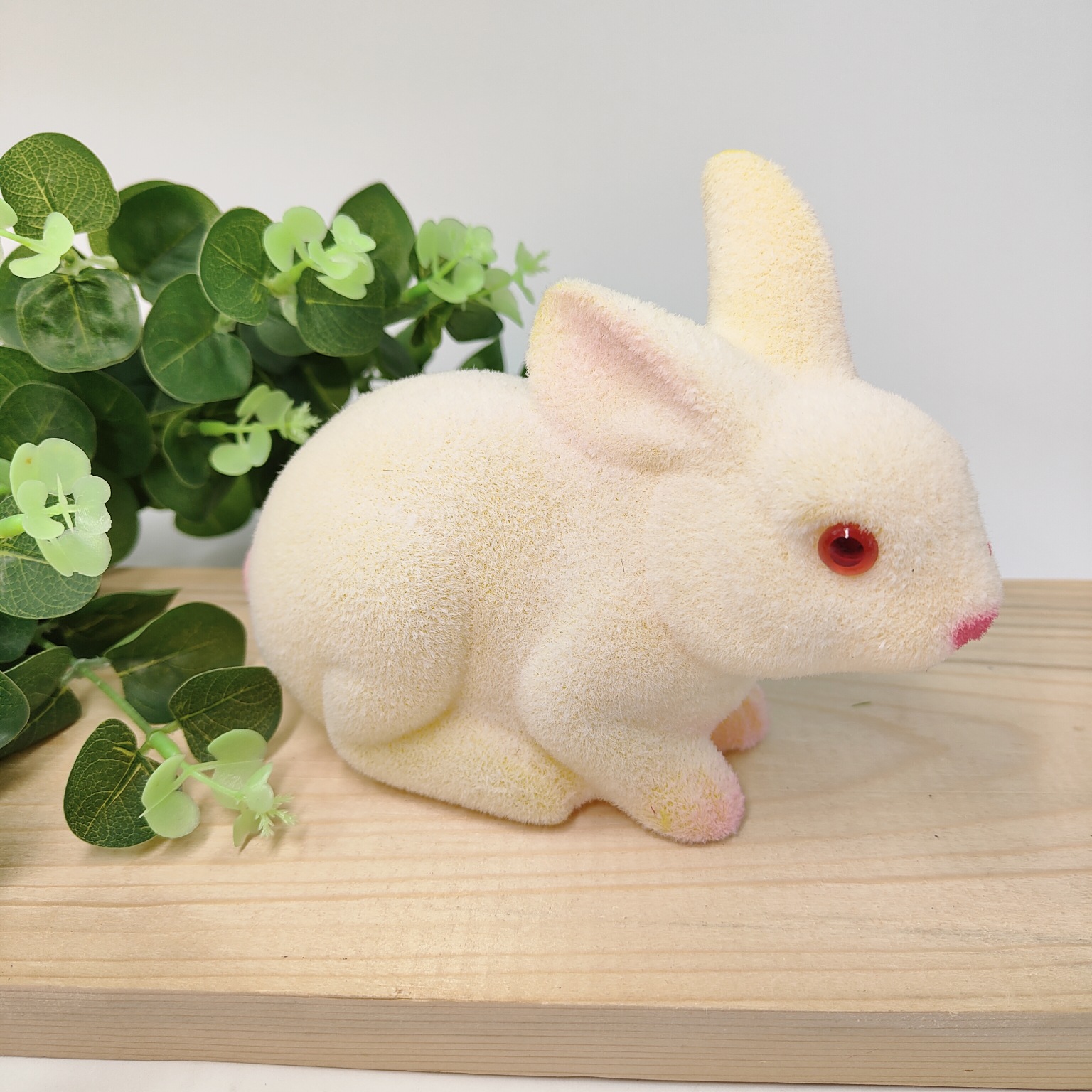 Zajączek siedzący flokowany kremowy