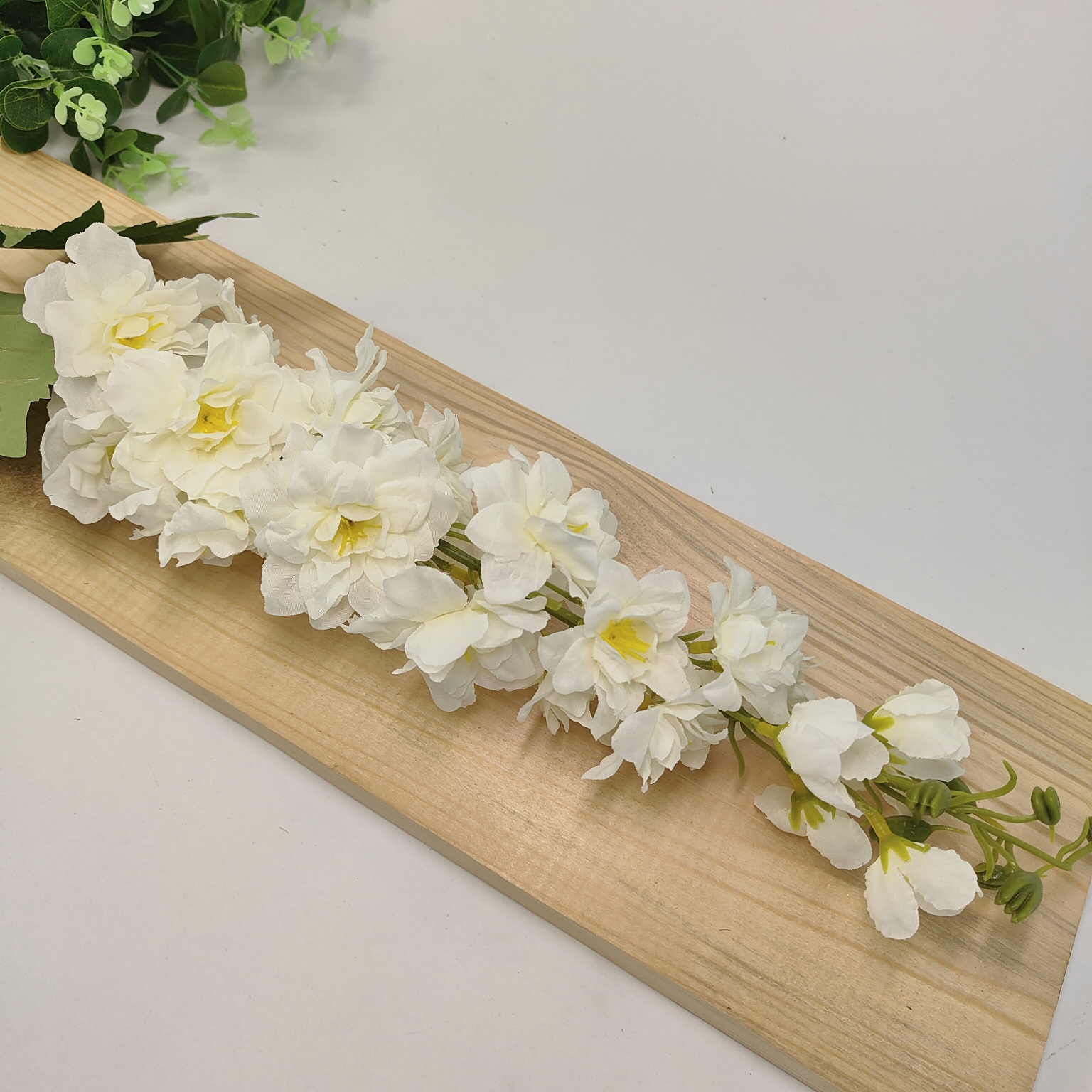 Ostróżka pojedyncza biała