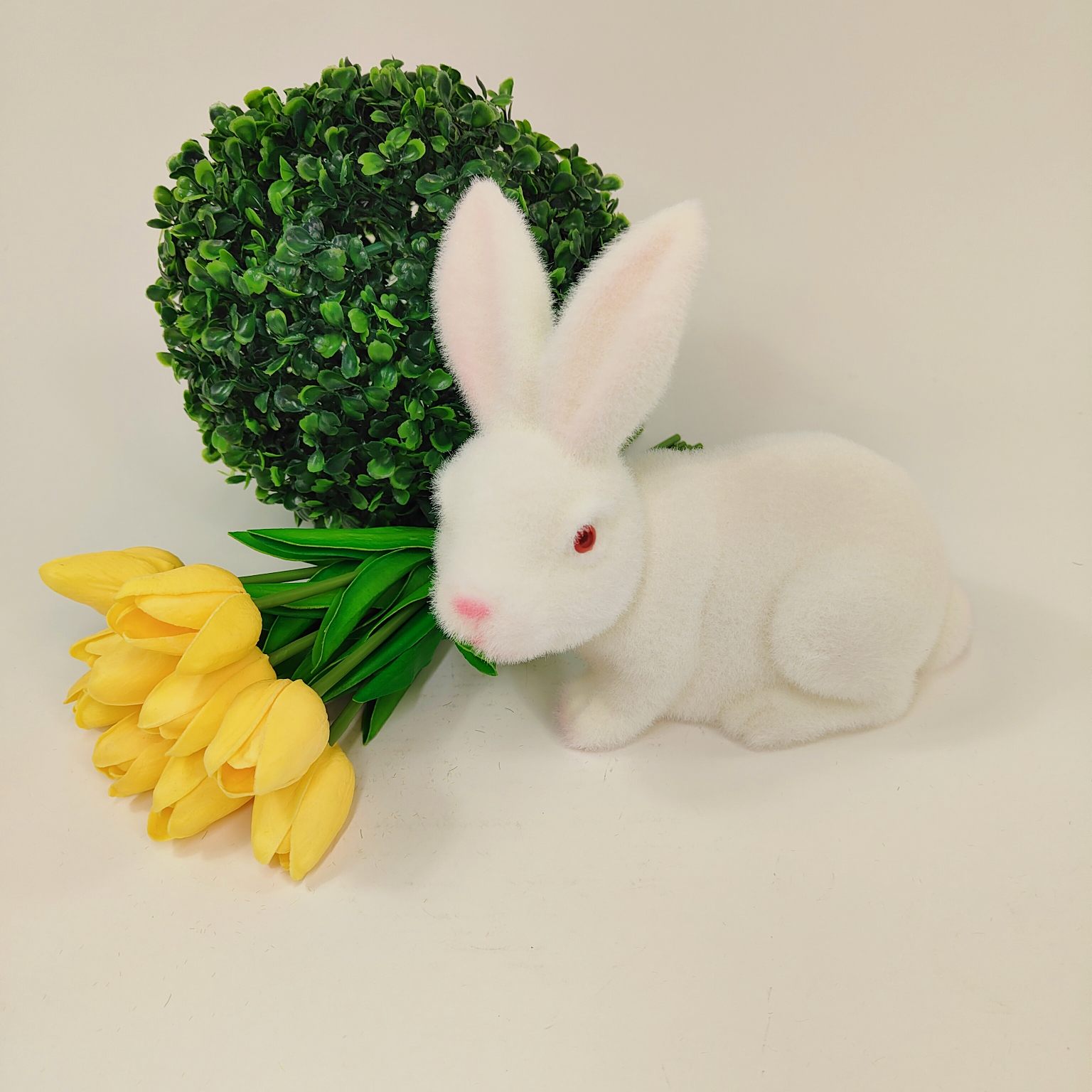 Zajączek leżący flokowany biały '05