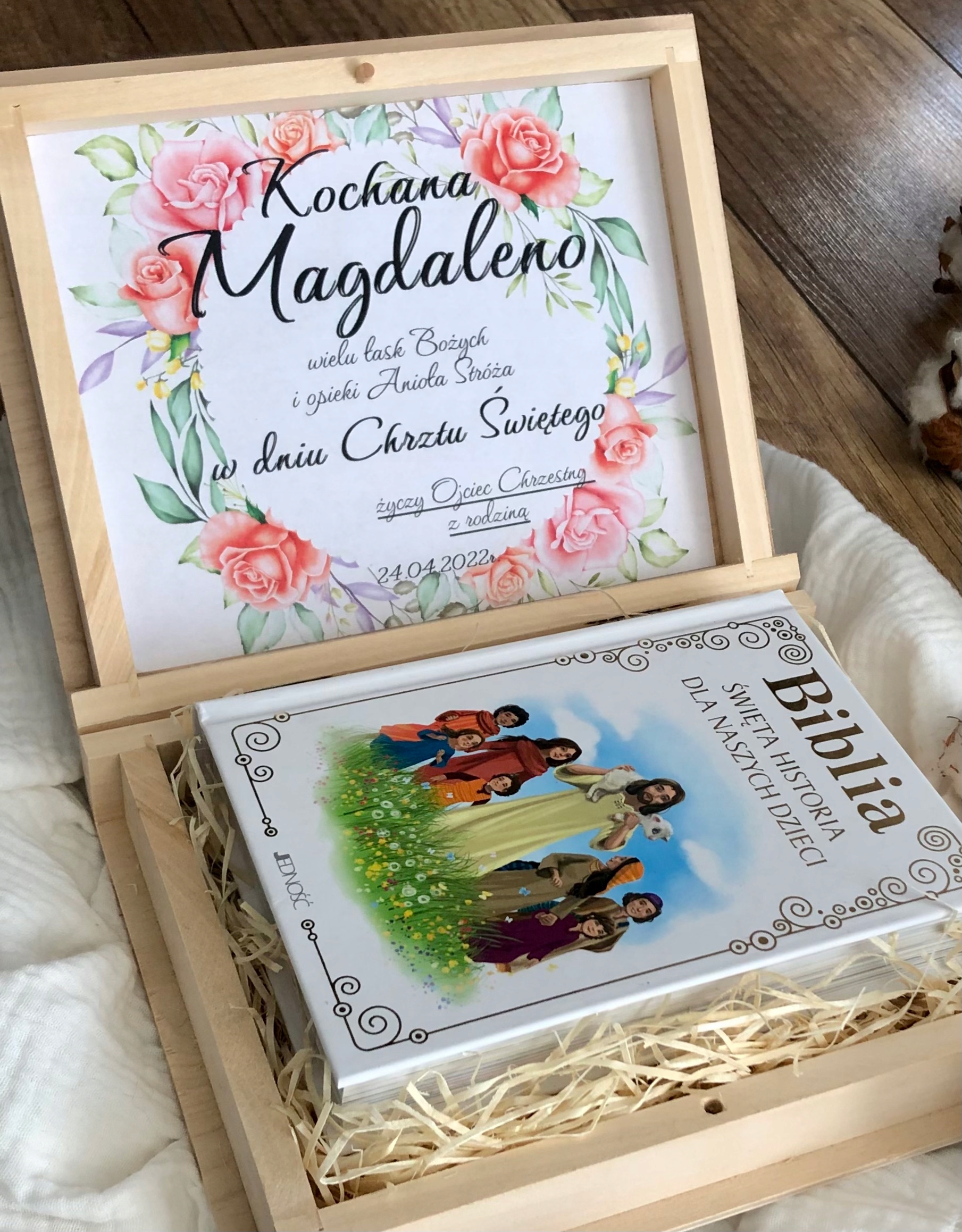 Prezent od chrzestnej na chrzest biblia szkatułka