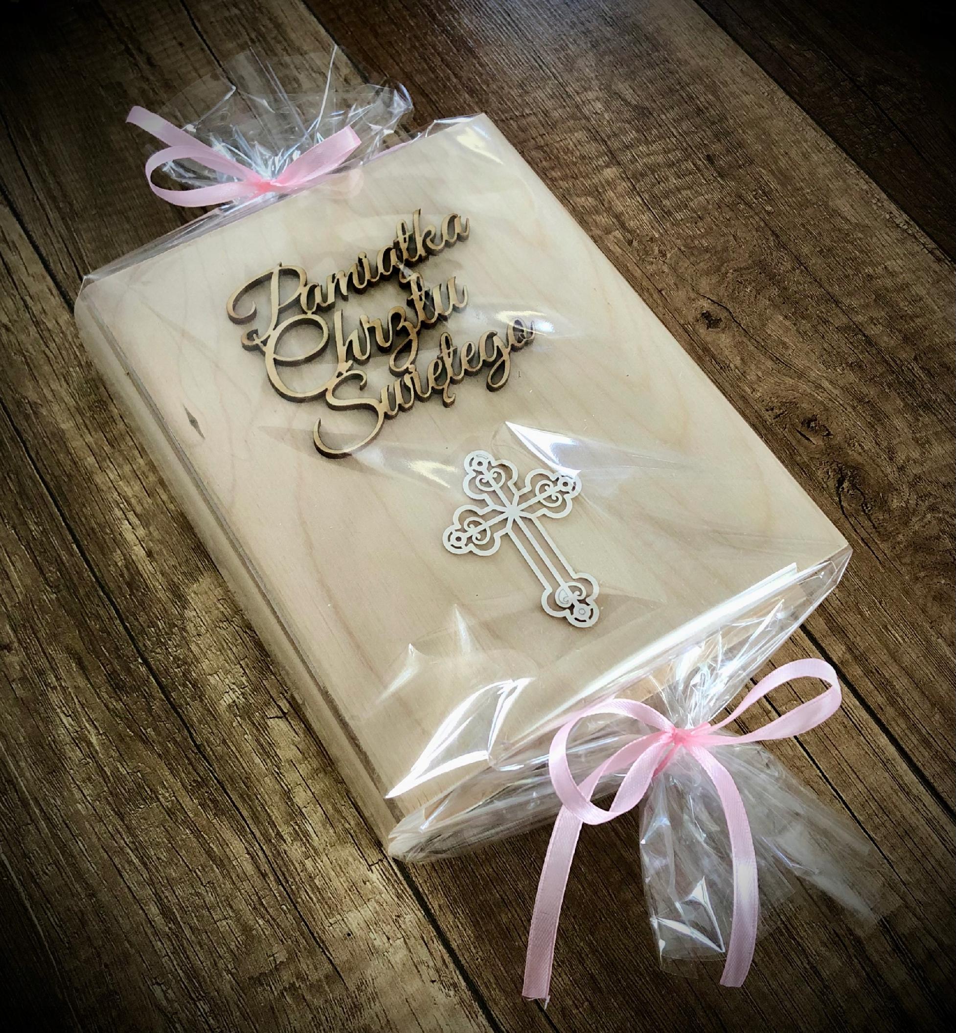 Prezent na chrzest w drewnianym pudełku Biblia