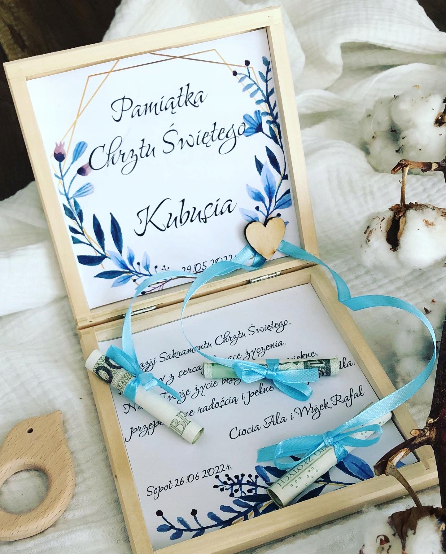 Drewniane pudełko na pieniądze na prezent chrzciny