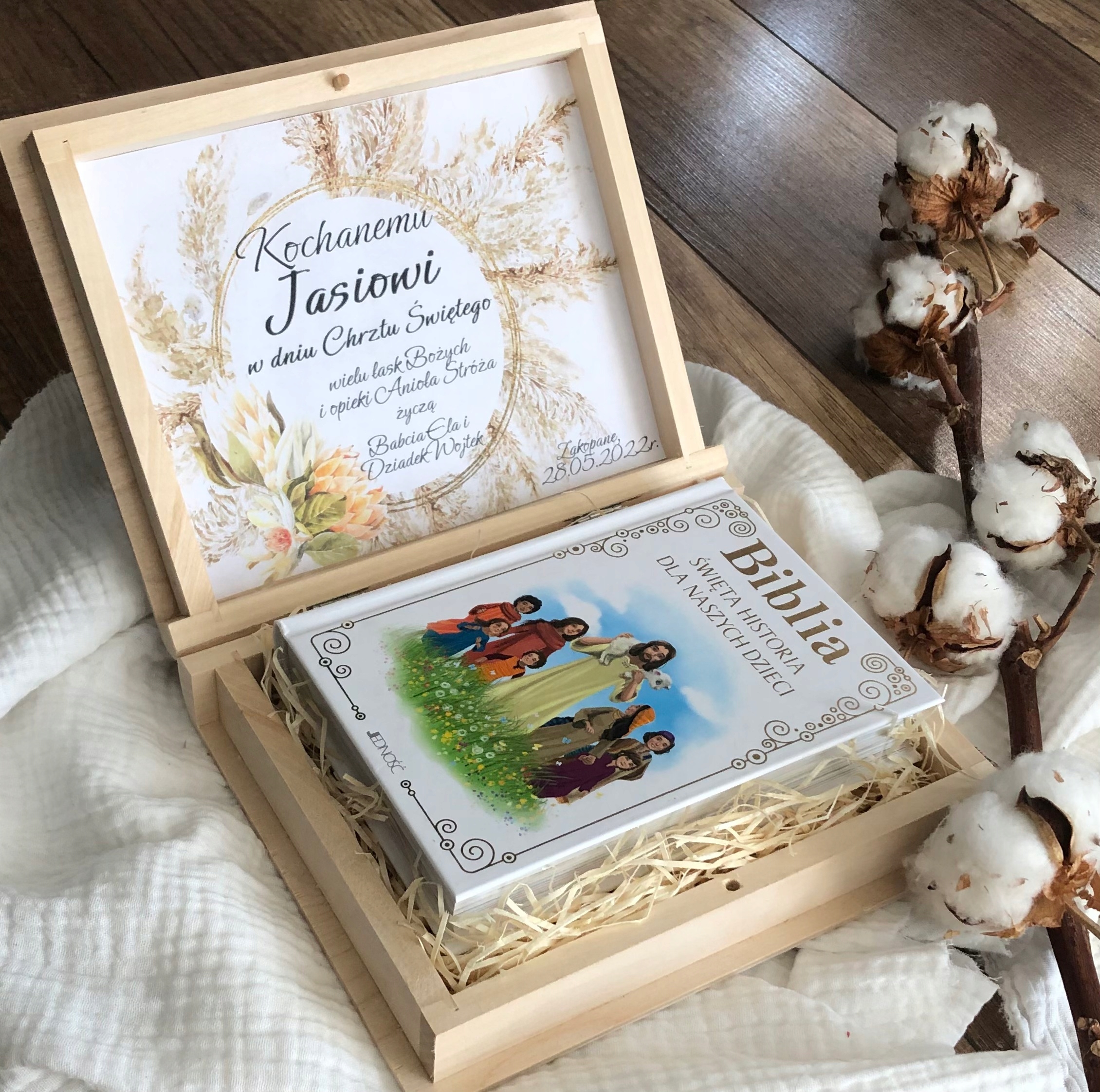 Prezent na chrzest w drewnianym pudełku Biblia