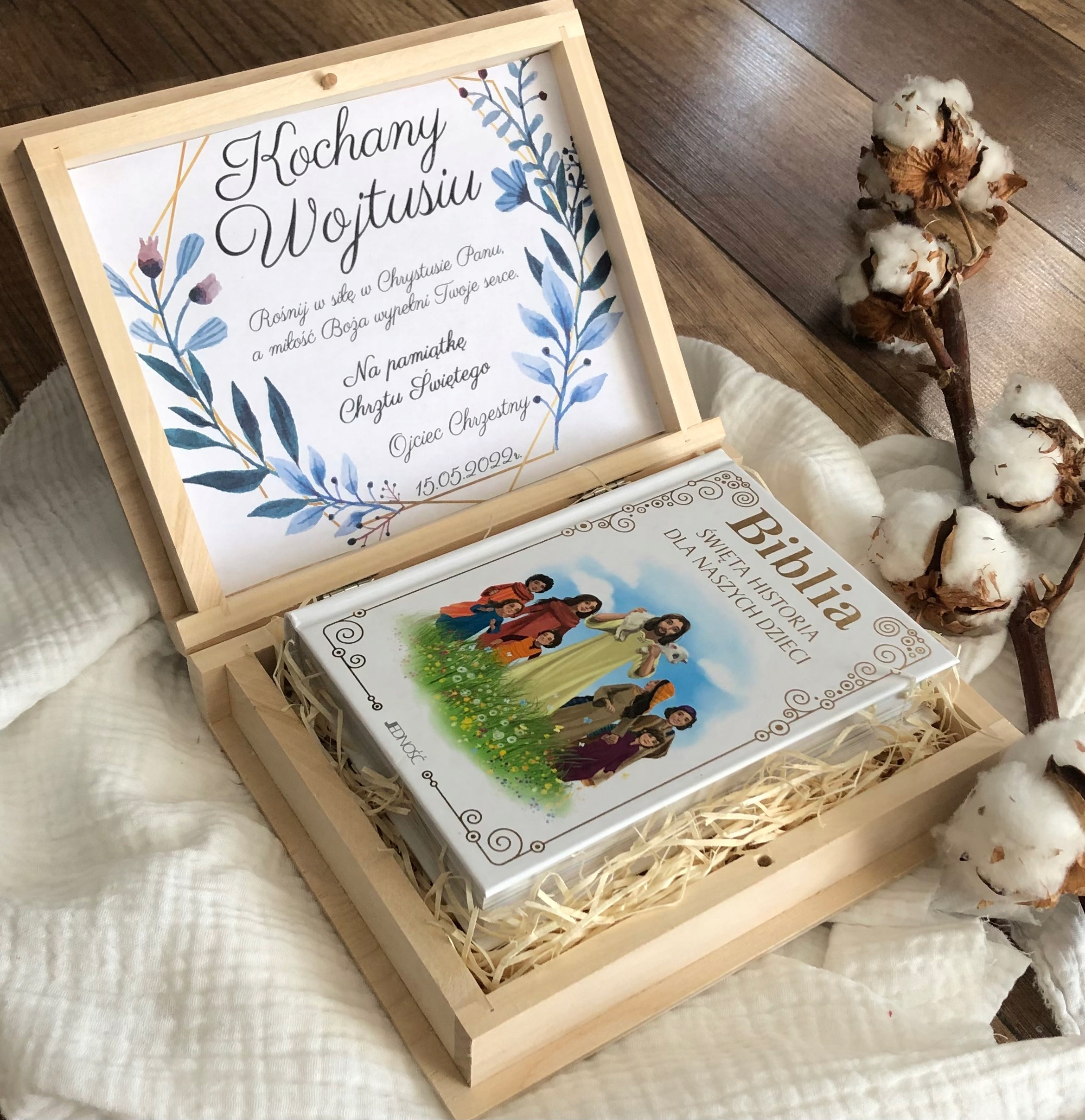 Prezent na chrzest w drewnianym pudełku Biblia