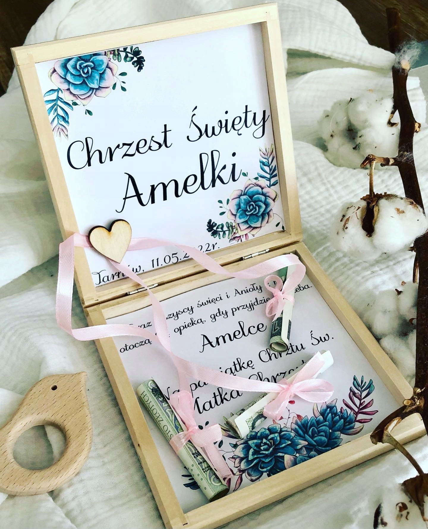 Drewniane pudełko na pieniądze na prezent chrzciny