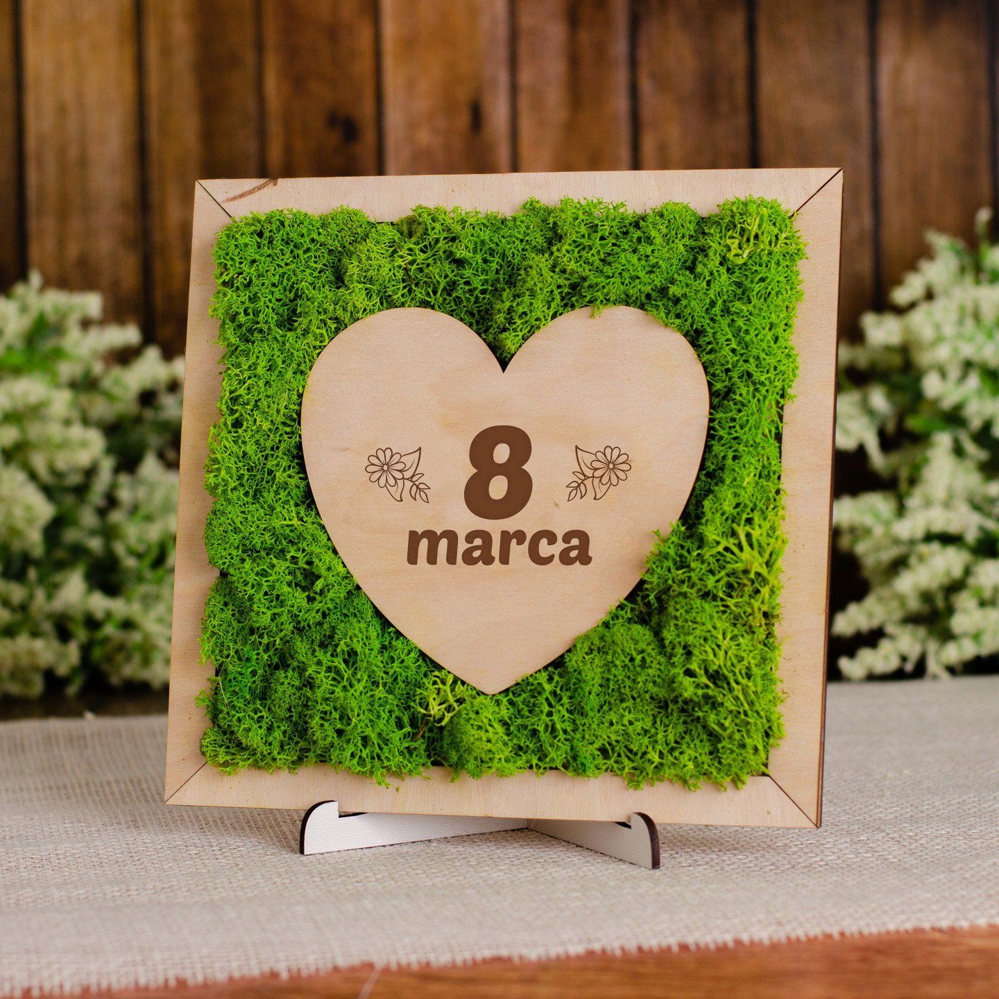 Prezent na Dzień Kobiet serce wykończone chrobotkiem w pudełku