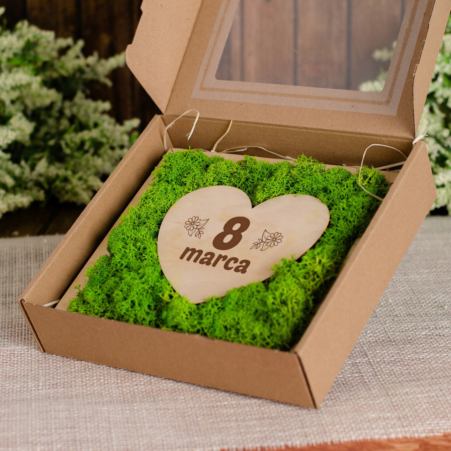 Prezent na Dzień Kobiet serce wykończone chrobotkiem w pudełku