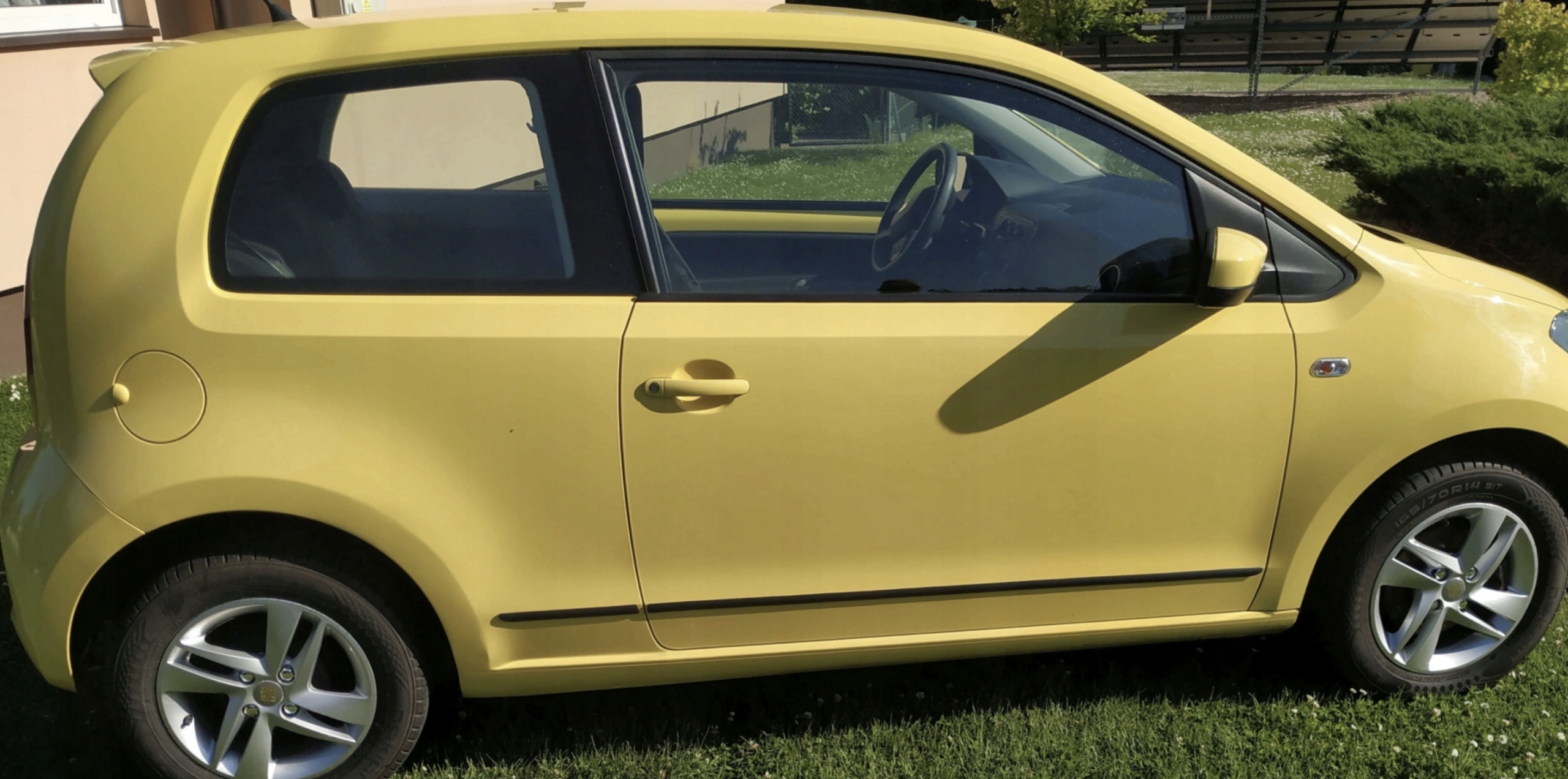 Ochrona drzwi samochodu z listwami