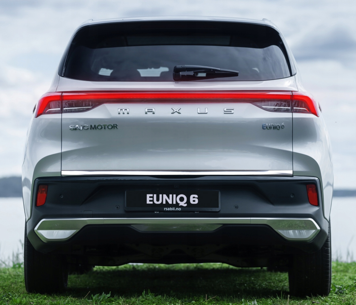 Montaż chromowanej listwy na MAXUS EUNIQ 6