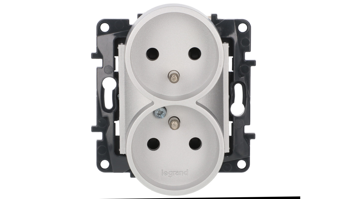 Niloe Step Gniazdo zasilające podwójne 2x2P+Z do ramek wielokrotnych, zaciski śrubowe, z przesłoną styków aluminium 863334