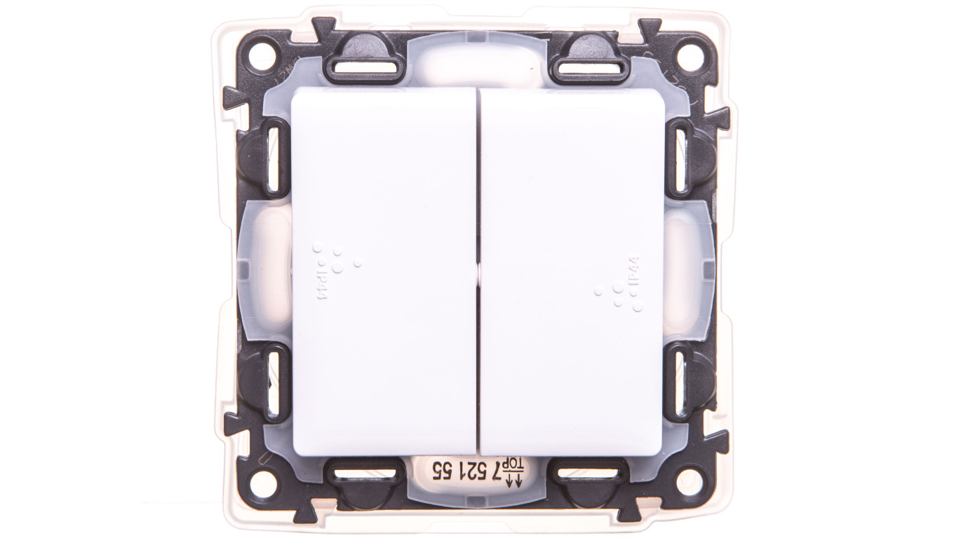 VALENA LIFE Łącznik świecznikowy IP44 biały 752155