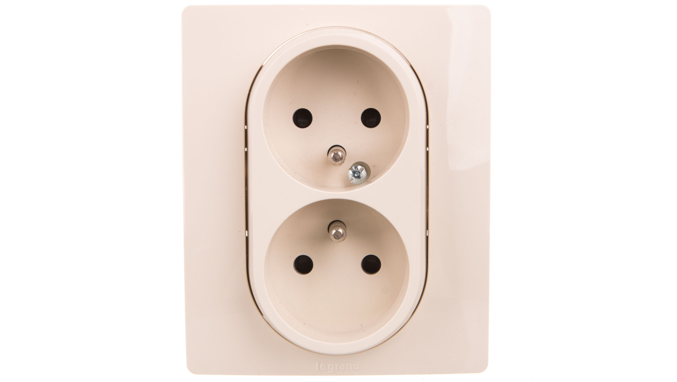 NILOE Gniazdo podwójne z/u kompaktowe 16 A 250 Vz przesłonami kremowe 764641