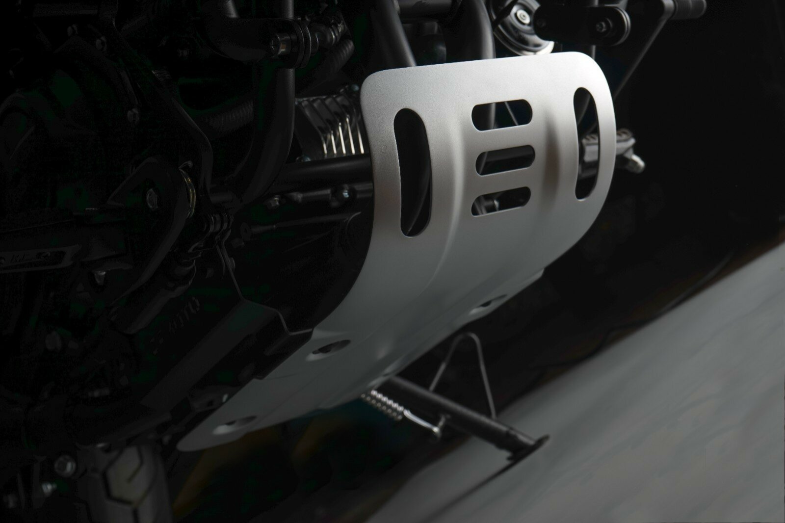 Detaliu scut motor CF Moto 450 CL-C, material aluminiu anodizat si structura robusta