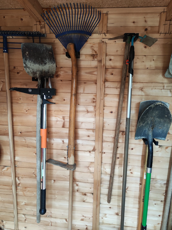 Uchwyt WIESZAK ścienny na mopa miotłę narzędzia ogrodnicze haczyk