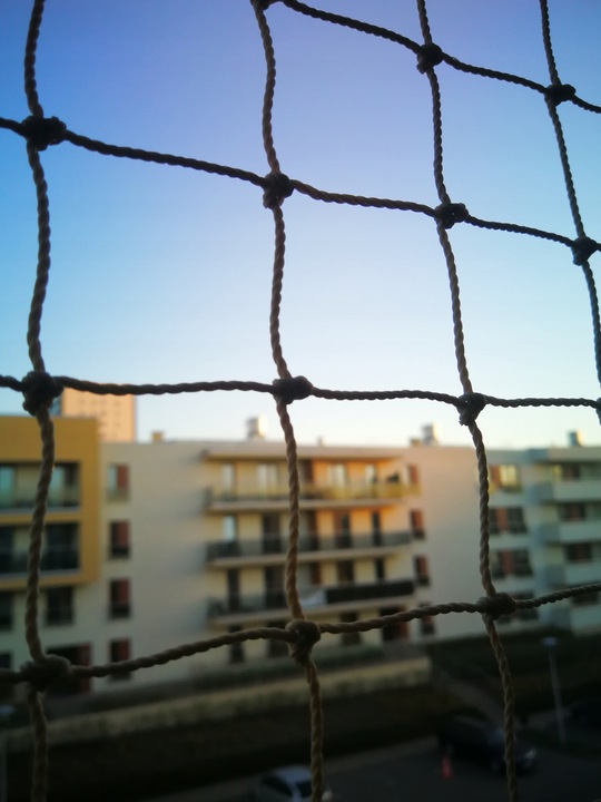 ZESTAW GRUBA SIATKA DLA KOTA NA ZACZEPY 2 x 1.5 m OCZKO 40 mm BEZ WIERCENIA