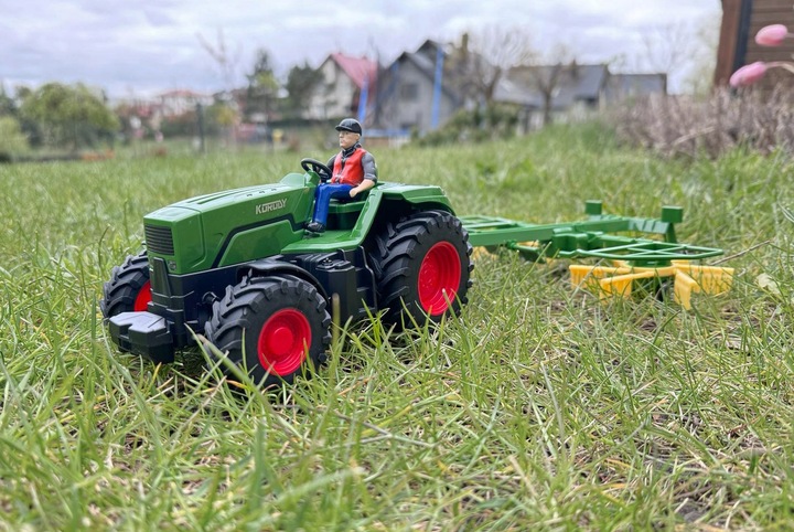 TRAKTOR ZDALNIE STEROWANY DLA DZIECI CIĄGNIK RC Z ZGRABIARKĄ + AKUMULATOR