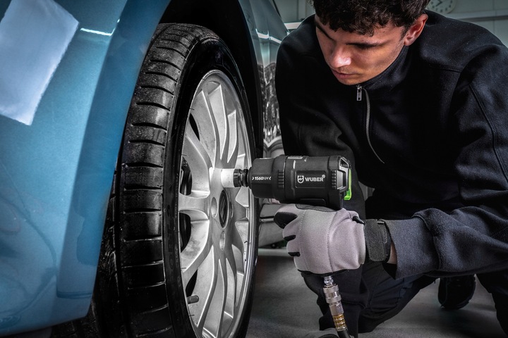 KLUCZ UDAROWY KOMPOZYTOWY PNEUMATYCZNY Z UDAREM DO KÓŁ 1560 Nm 1/2" ZESTAW