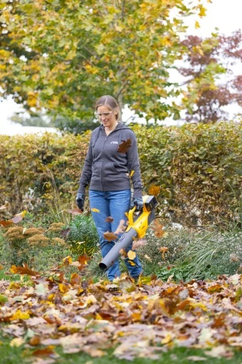 STIGA BL 300E DMUCHAWA AKUMULATOROWA ZESTAW 2X 4 AH 500 W 43 M/S 3 KG