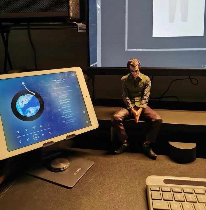 FIGURKA JOKER 27CM Z MASKĄ I PODSTAWKĄ DEKORACJA DO SAMOCHODU I PÓŁKI