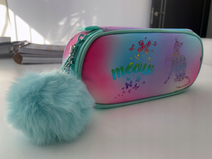 PIÓRNIK SZKOLNY SASZETKA USZTYWNIANA DLA DZIEWCZYNKI OMBRE Z KOTKIEM KOT