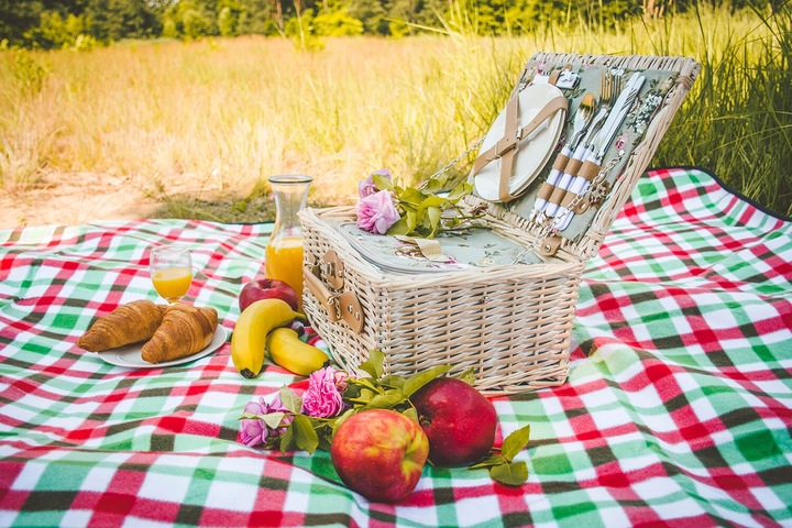 Kosz piknikowy z wikliny termotorba sztućce dla 2 osób praktyczny prezent