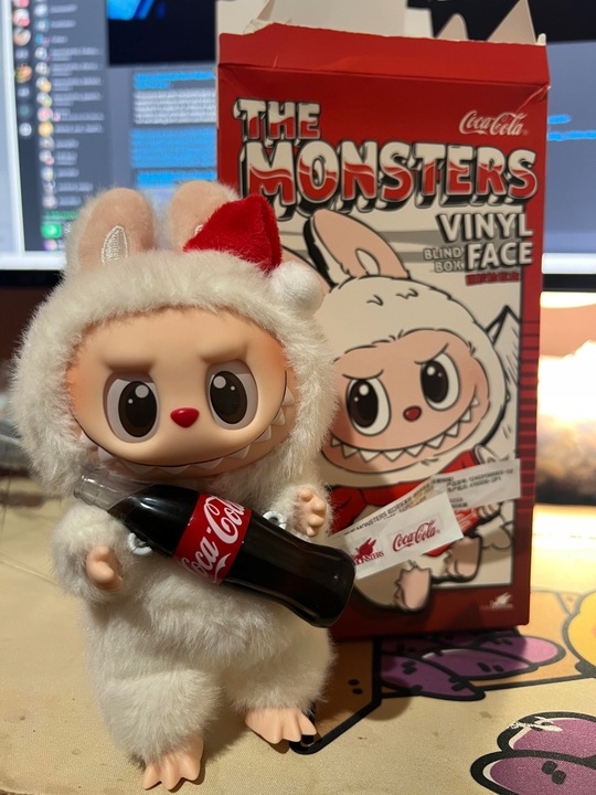 MASKOTKA LALKA LALECZKA BRELOK FIGURKA PLUSZAK NIESPODZIANKA LABUBU COLA