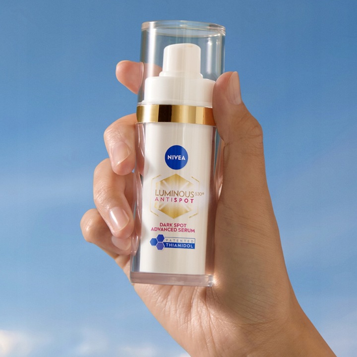 NIVEA LUMINOUS630 Serum na przebarwienia plamy 30ml + Kartka dla mamy