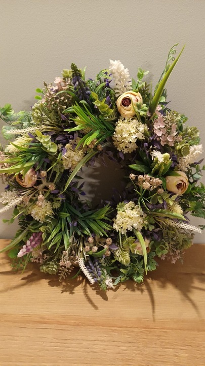 Wianek całoroczny na drzwi , stół.